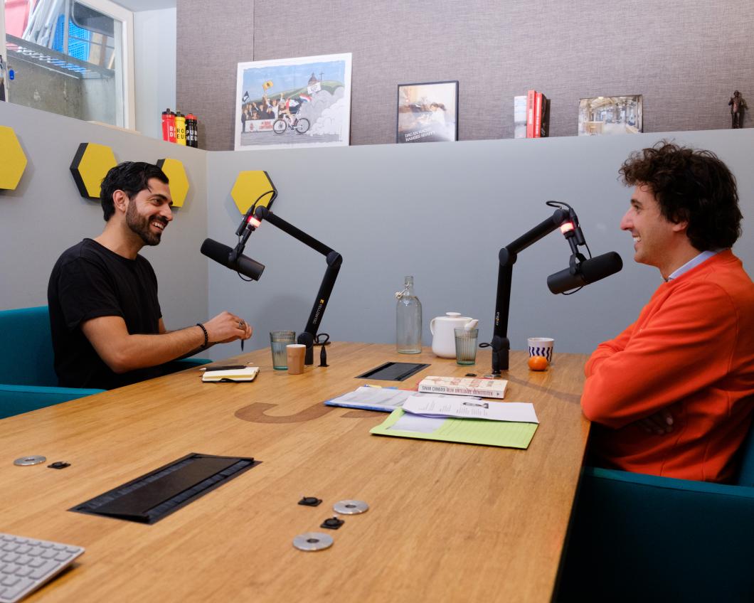 Jessse en Sinan zitten tegenover elkaar te praten