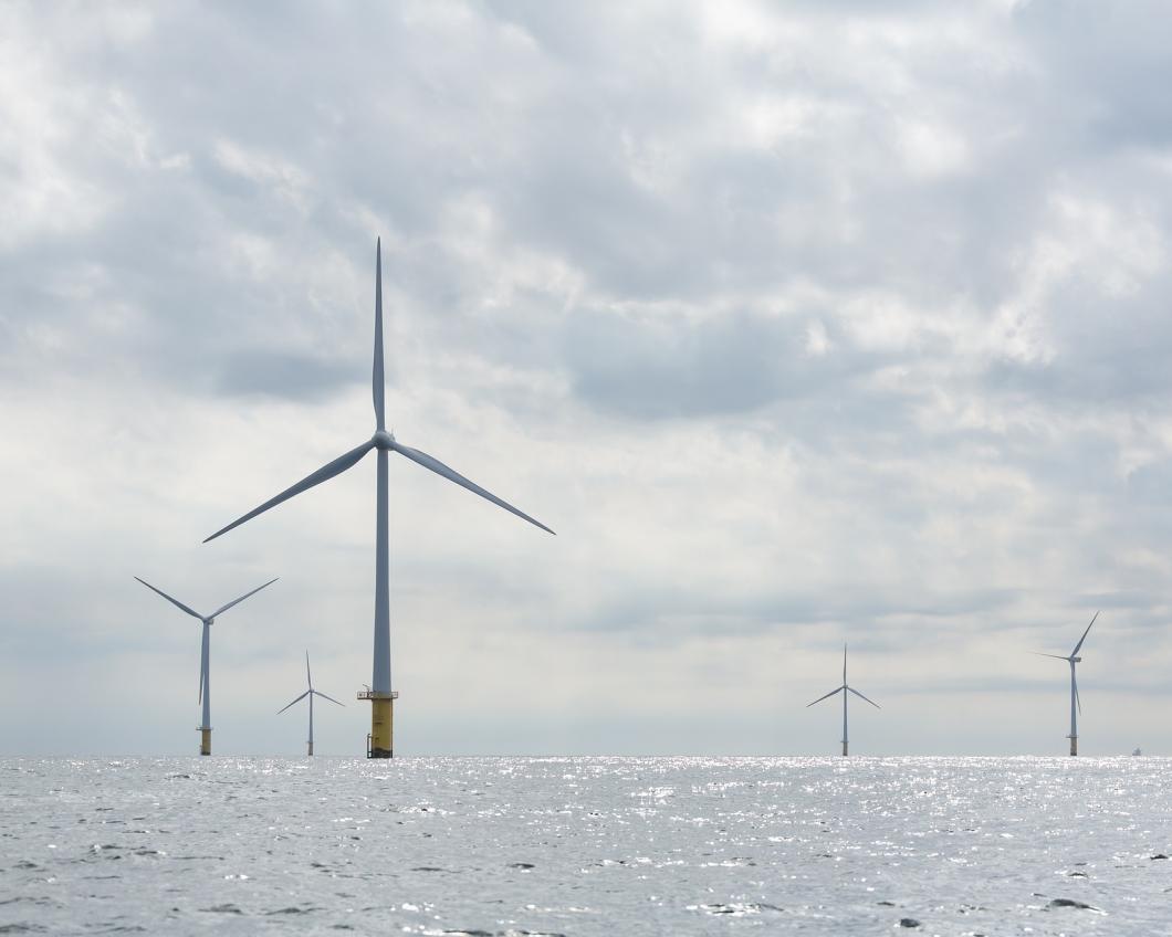 Vier windmolens staan in de noordzee