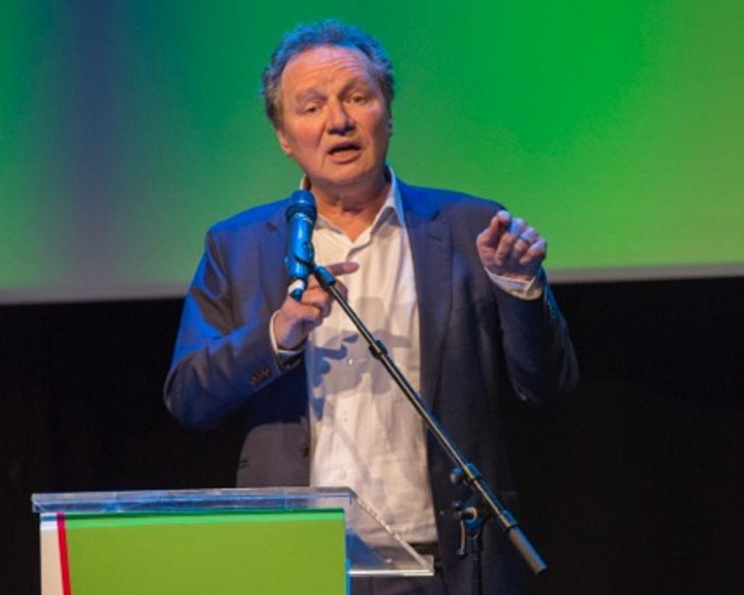 Bram van Ojik spreekt het congres toe.