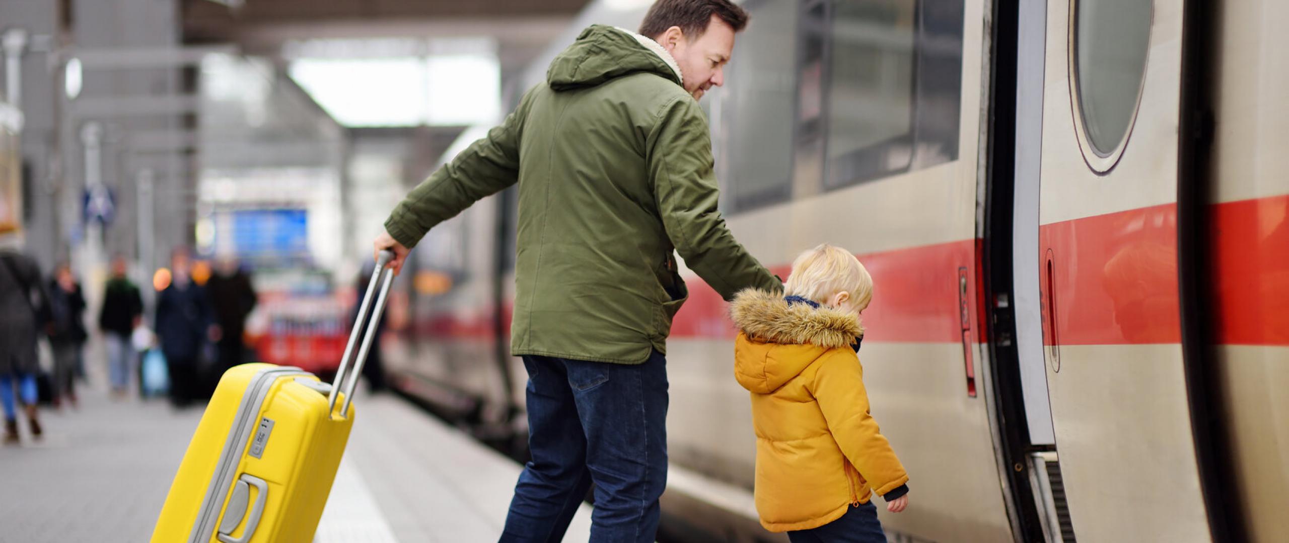 Vader stapt met kind in trein