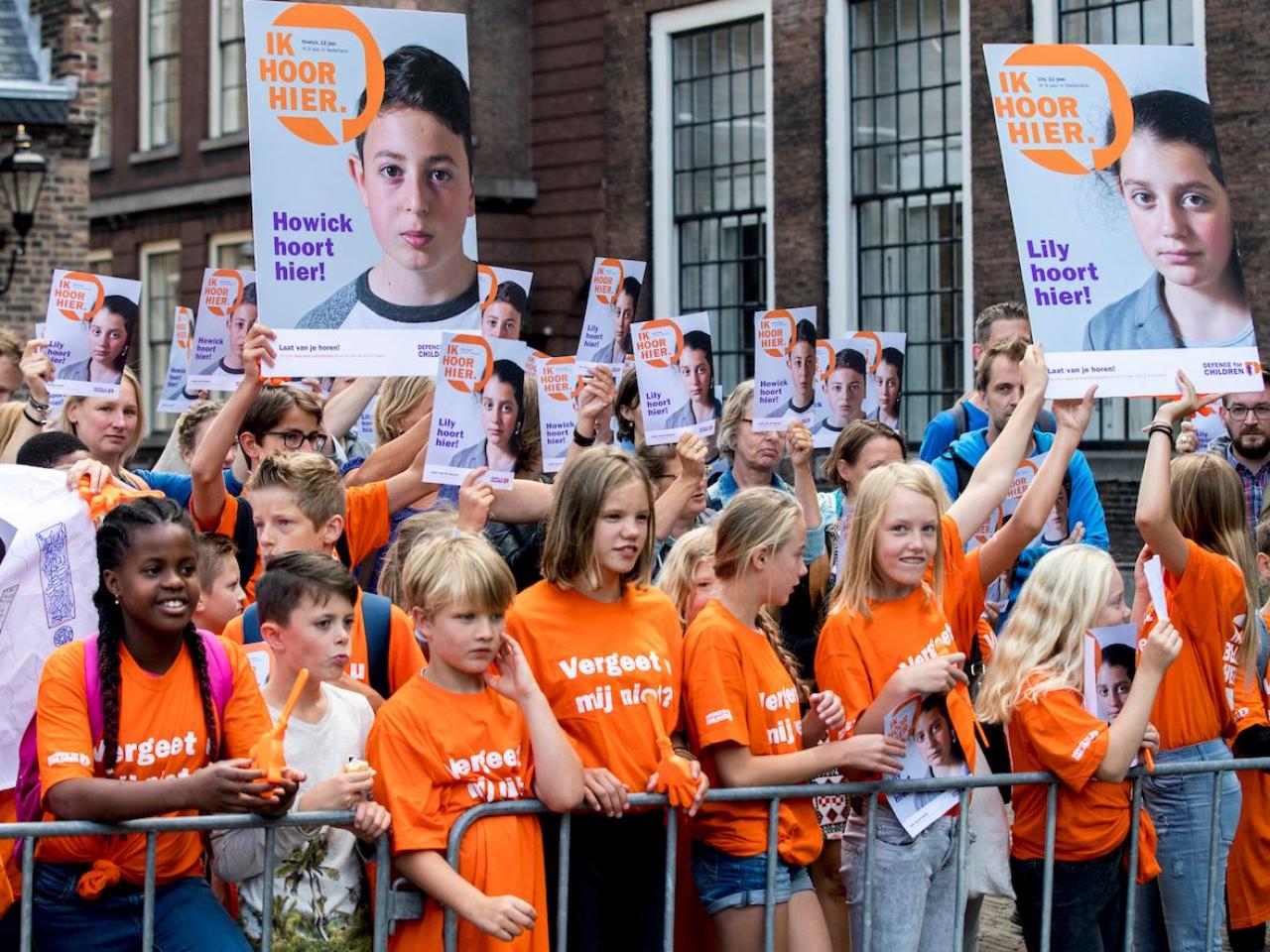 Foto van een protest tegen de uitzetting van de Armeense kinderen Lili en Howick