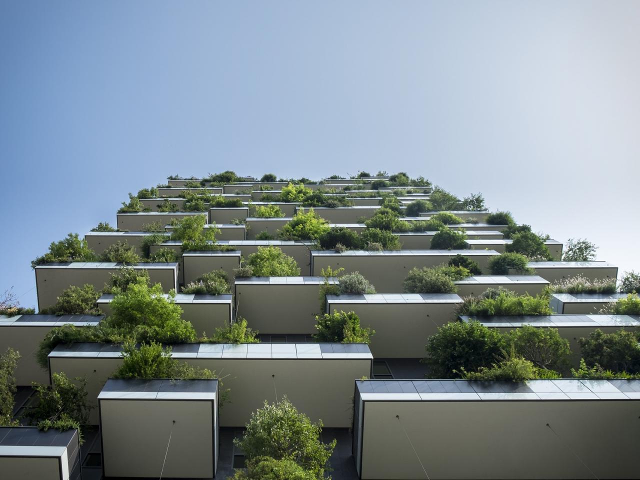 Modern flatgebouw met veel groen op de balkons.